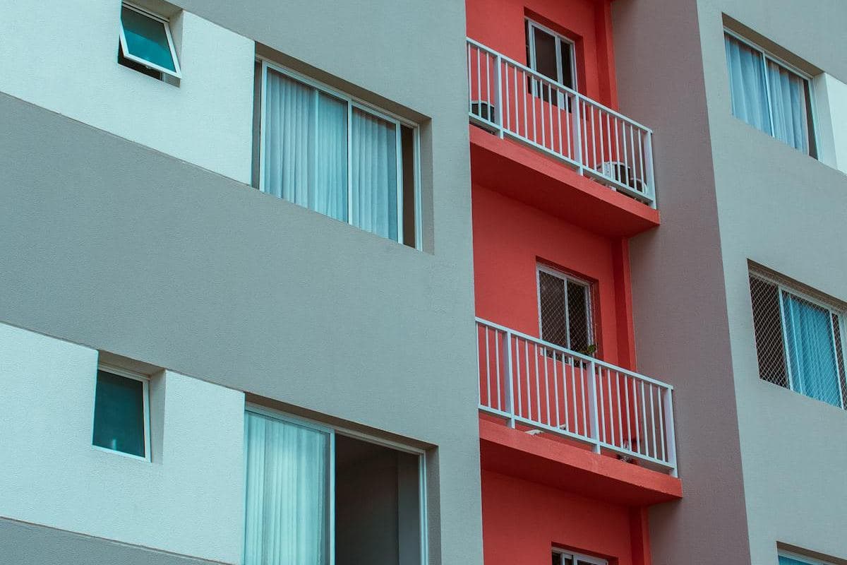 Contemporary multi-dwelling residential building