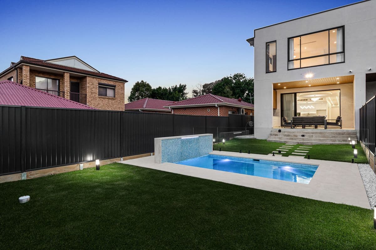 Duplex with shared pool and dedicated alfresco zones