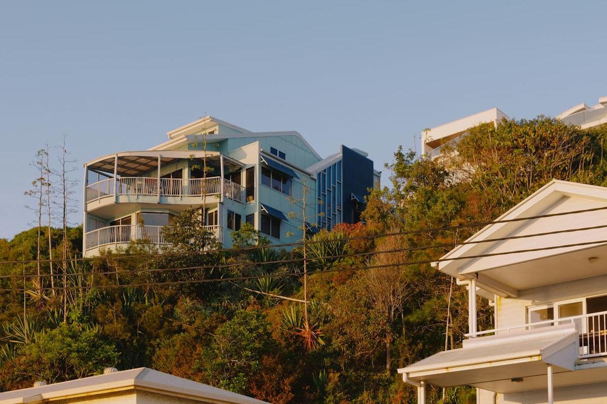 Coastal knockdown rebuild with weatherboard and breezeway